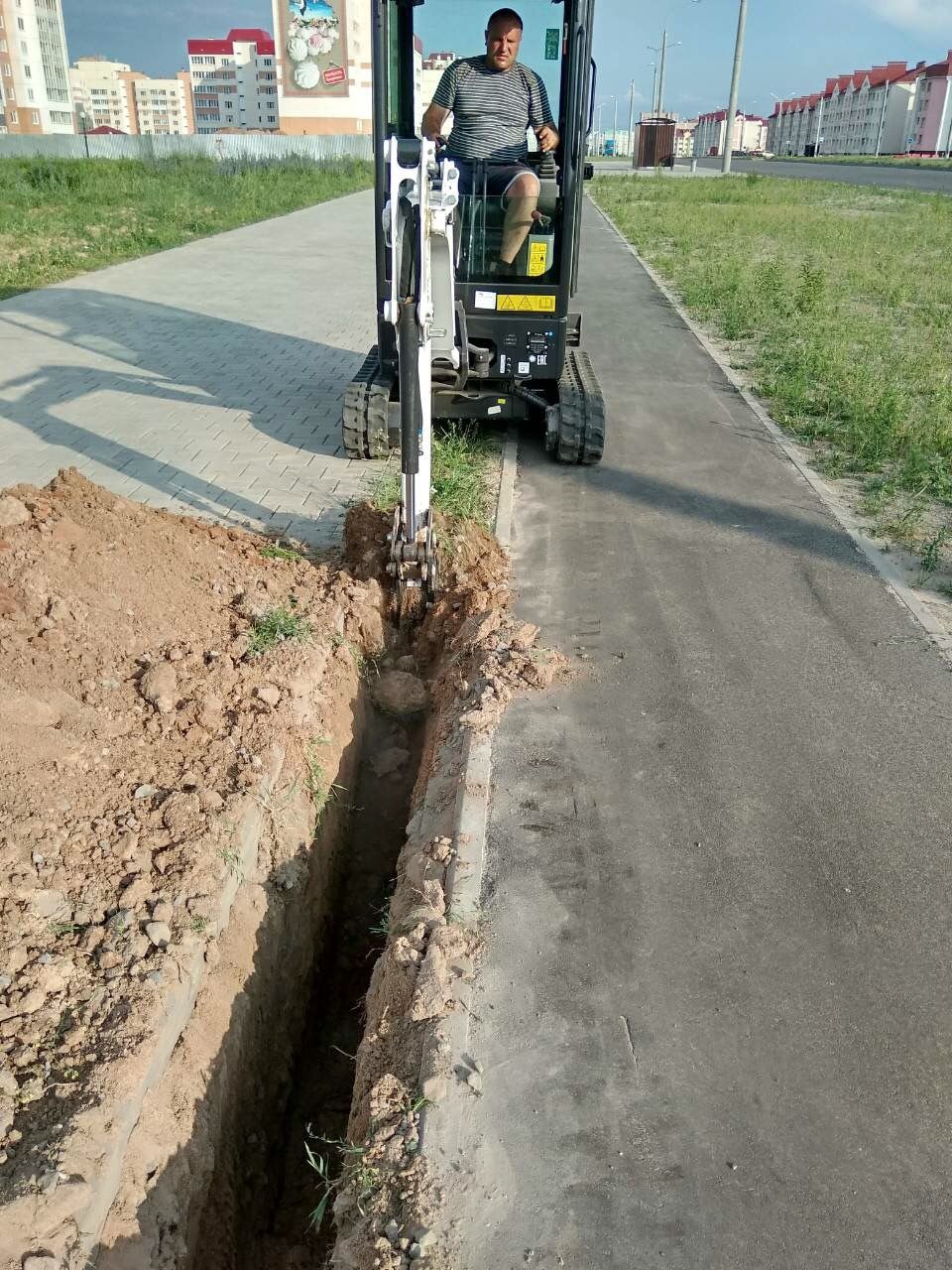 Пример рытья траншеи мини экскаватором